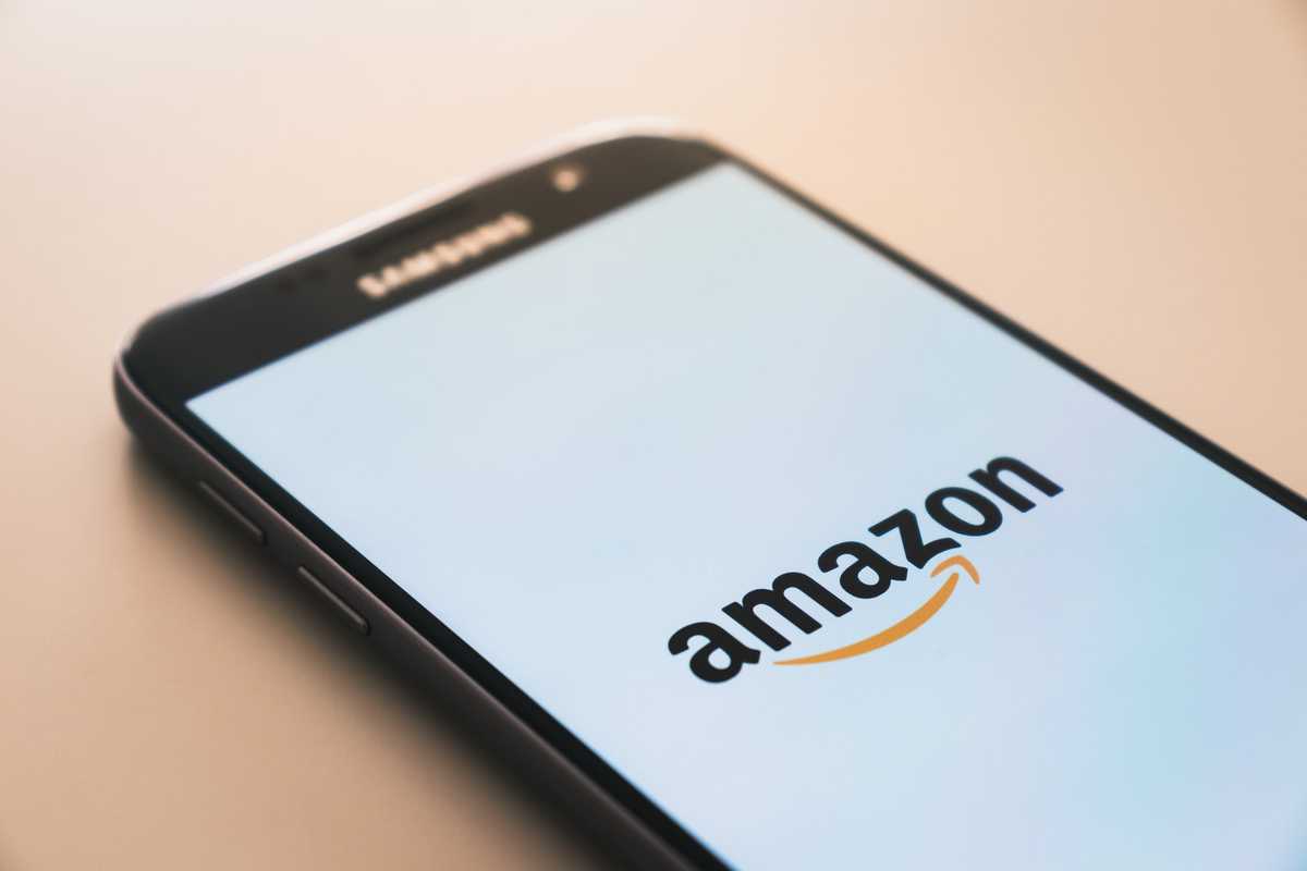 Celular com a logo da Amazon